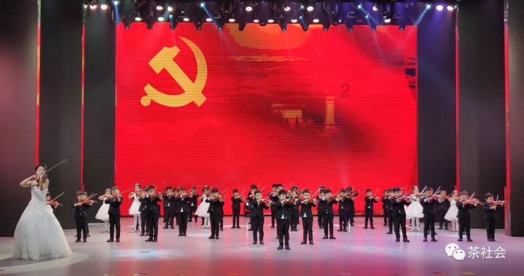 新月官推上半场时曾发推调侃梅西,赛后删除推文