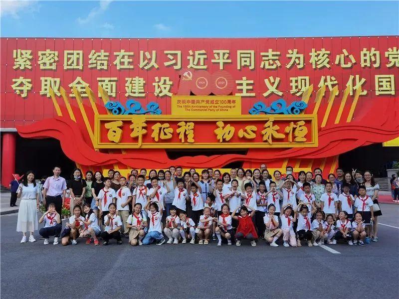 药厂总监谈阿隆索离队传闻:未来当然会生变化,我们信任主教练